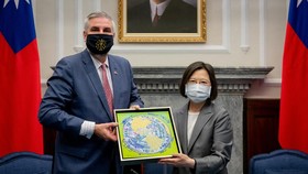 Gubernur AS Bertemu Presiden Taiwan, Masa Bodoh China Simulasi Perang