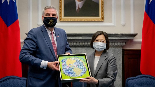 Eric Holcomb selaku Gubernur Indiana, AS, bertemu Presiden Taiwan, Tsai Ing-wen, Senin (22/8), mengabaikan China yang masih terus menggelar latihan militer.
