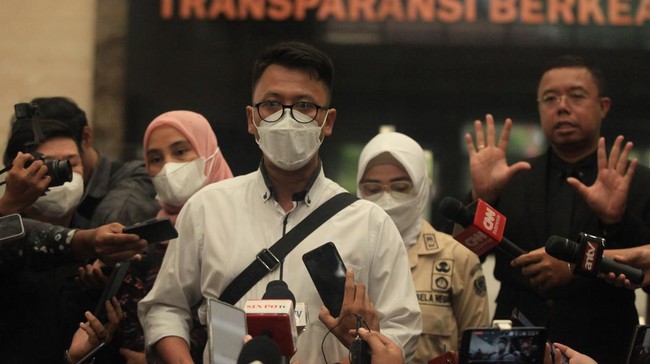 Ketua tim dokter forensik gabungan Ade Firmansyah Sugiharto menjelaskan bahwa penyebab utama kematian Brigadir J adalah tembakan di kepala dan dada.