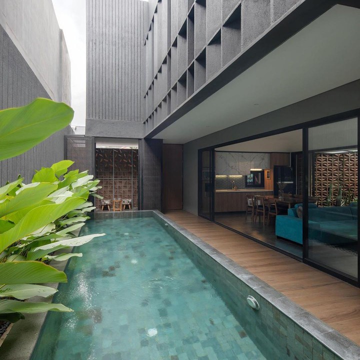 <p>Tepat berada di sebelah ruang makan dan ruang keluarga. Kolam renang yang cukup panjang ini melengkapi indahnya rumah artis yang satu ini. (Foto: Instagram@intan_nuraini23)</p>