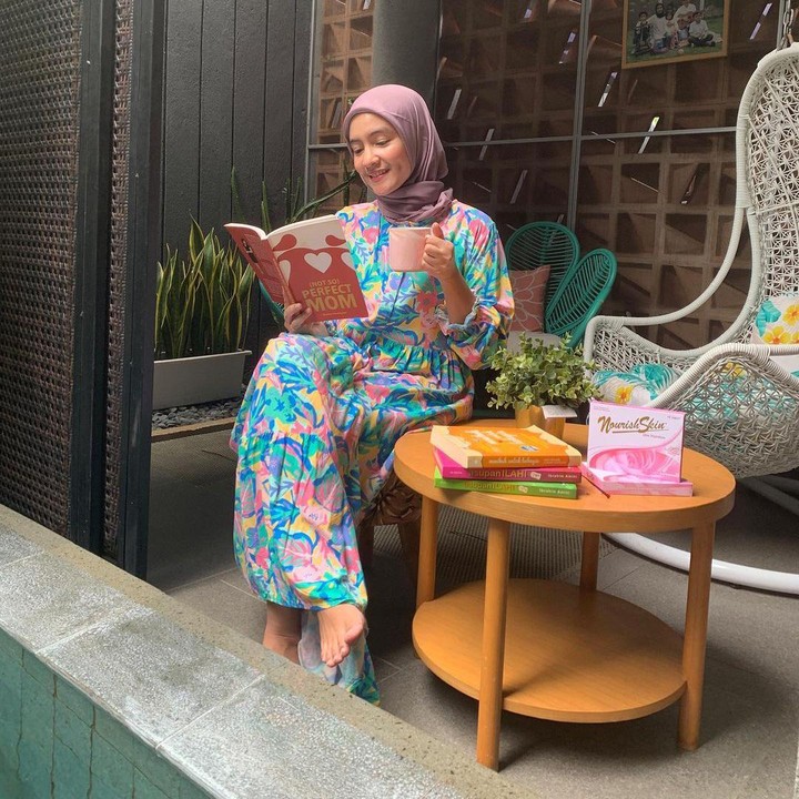 <p>Tak hanya itu, Intan juga memiliki tempat untuk bersantai tepat di pinggir kolam renangnya, lho, Bunda. Cocok jadi tempat minum kopi di pagi hari dengan menikmati keindahan rumahnya, ya, Bunda. (Foto: Instagram@intan_nuraini23)</p>
