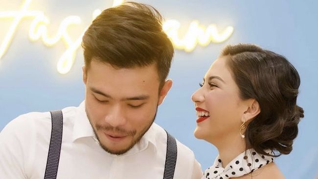 Aktris Jessica Mila resmi dilamar oleh kekasih hatinya, bernama Yakup Hasibuan. Ia merupakan putra bungsu dari pengacara kondang Otto Hasibuan.