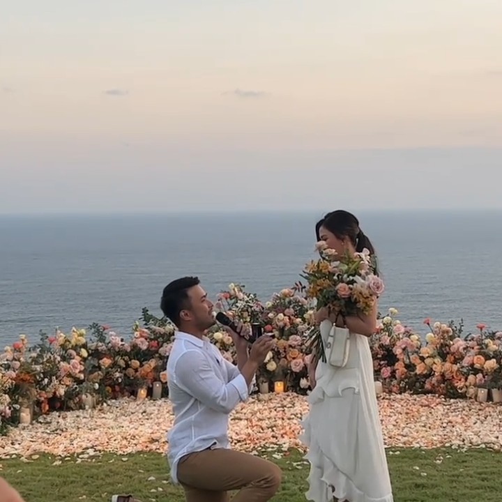 <p>Yakup Hasibuan memberikan kejutan romatis yang tak terduga untuk Jessica Mila lho. Ia memberikan bunga, tiba-tiba berlutut di hadapan Jessica Mila sambil menunjukkan cincin dan berkata 'Will you marry me?'. (Foto: Instagram @vidialdiano)</p>