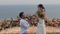 <p>Yakup Hasibuan memberikan kejutan romatis yang tak terduga untuk Jessica Mila lho. Ia memberikan bunga, tiba-tiba berlutut di hadapan Jessica Mila sambil menunjukkan cincin dan berkata 'Will you marry me?'.&nbsp;(Foto: Instagram @vidialdiano)</p>