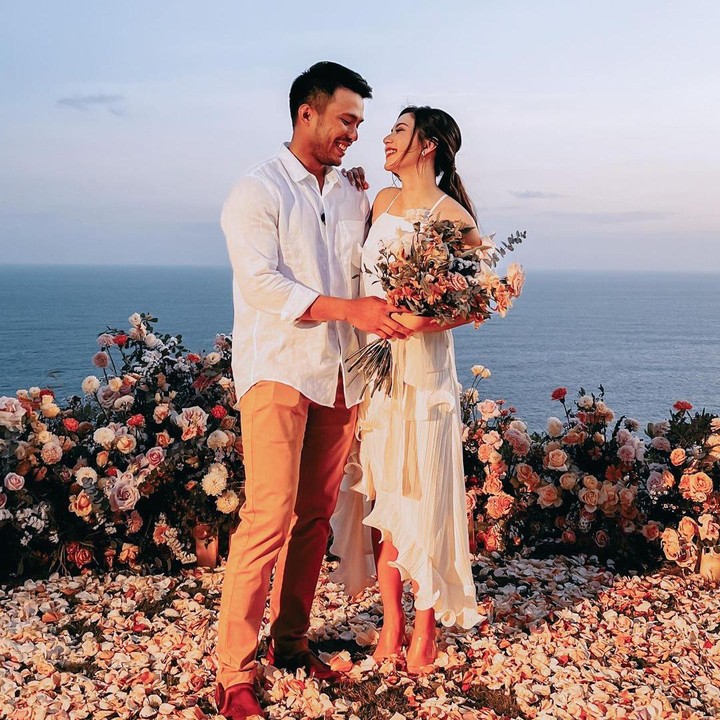 <p>Sejak putus dari Mischa Chandrawinata, Jessica Mila menjalin hubungan dengan Yakup Hasibuan, Bunda. Yakup Hasibuan diketahui adalah putra bungsu pengacara terkenal, Otto Hasibuan. (Foto: Instagram @enzystoria)</p>