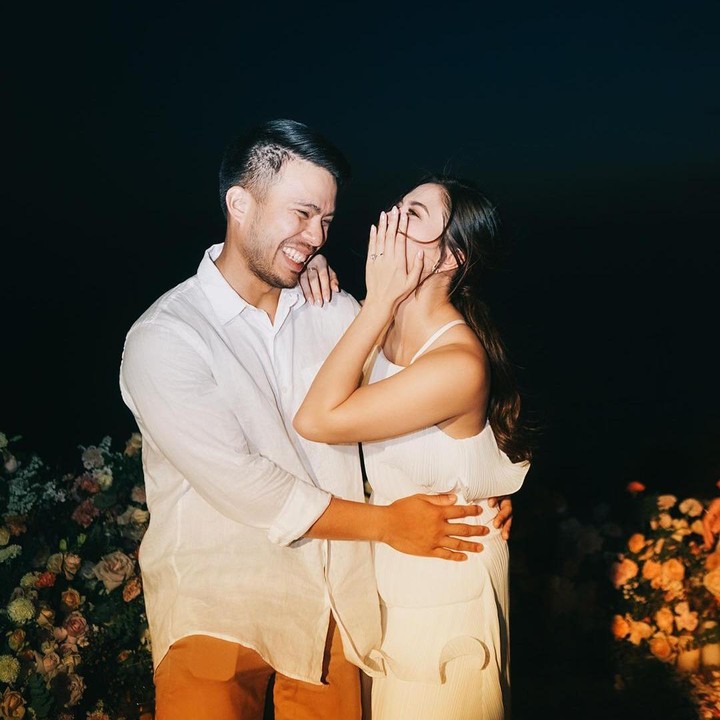 <p>Artis Jessica Mila dilamar Yakup Hasibuan pada 21 Agustus 2022, Bunda. Acara lamaran ini dilakukan di Uluwatu, Bali. (Foto: Instagram @melightography)</p>