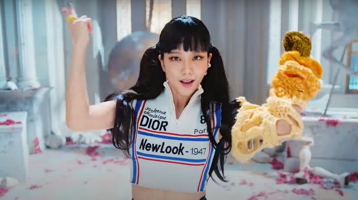 Detail Gaya Sporty Jisoo BLACKPINK di MV Pink Venom! Pakai Busana Dior Berharga Fantastis Detail Gaya Sporty Jisoo BLACKPINK di MV Pink Venom! Pakai Busana Dior Berharga Fantastis