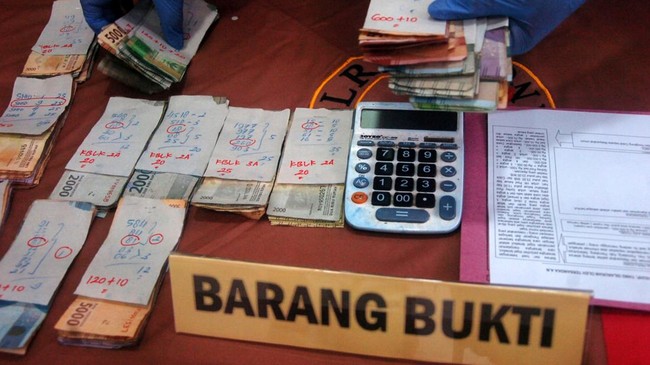 Ditreskrimsus Polda Sulsel meringkus jaringan judi online togel dari Hongkong di Makassar dan Parepare.