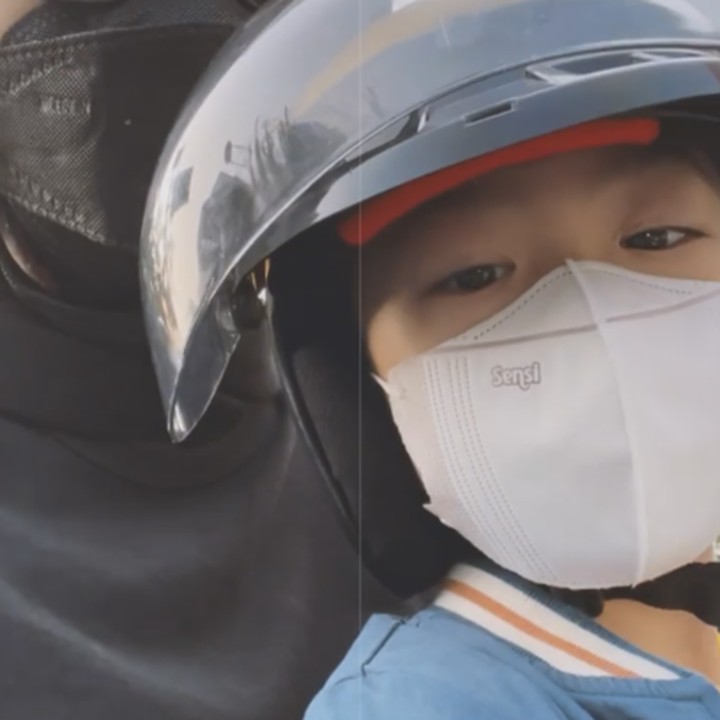 <p>Keduanya kompak mengenakan helm.<em> “Makasih aa’ yang pengen ke sekolah naik motor, umi jadi ada alasan untuk motoran lagiiii, gasskeun ceunahhh!!!!”</em> tulis Dian Ayu sebagai<em> caption</em> fotonya. (Foto: Instagram @dianayulestari)</p>