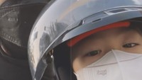 <p>Keduanya kompak mengenakan helm.<em> “Makasih aa’ yang pengen ke sekolah naik motor, umi jadi ada alasan untuk motoran lagiiii, gasskeun ceunahhh!!!!”</em> tulis Dian Ayu sebagai<em> caption</em> fotonya. (Foto: Instagram @dianayulestari)</p>