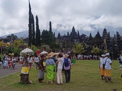 Harga Tiket ke Pura Besakih Naik, Wisman-Guide Ngaku Tak Keberatan