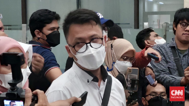 Ketua tim dokter forensik gabungan Ade Firmansyah Sugiharto memastikan hasil autopsi ulang tak menemukan kuku Brigadir J dicabut.
