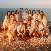 6 Gaya Sahabat Jessica Mila di Momen Lamarannya, Kompak Pakai Dresscode Putih