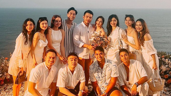 6 Gaya Sahabat Jessica Mila di Momen Lamarannya, Kompak Pakai Dresscode Putih