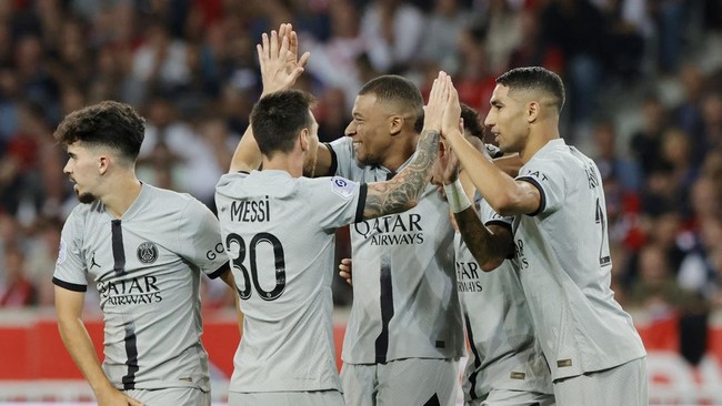 Kylian Mbappe mencetak hattrick, Neymar membukukan dua gol, dan Lionel Messi mencetak satu gol. PSG menaklukkan Lille dengan skor telak 7-1.