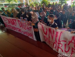 Orasi Mahasiswa Unila Gelar Demo: Saya Dihina karena Rektor Korupsi!