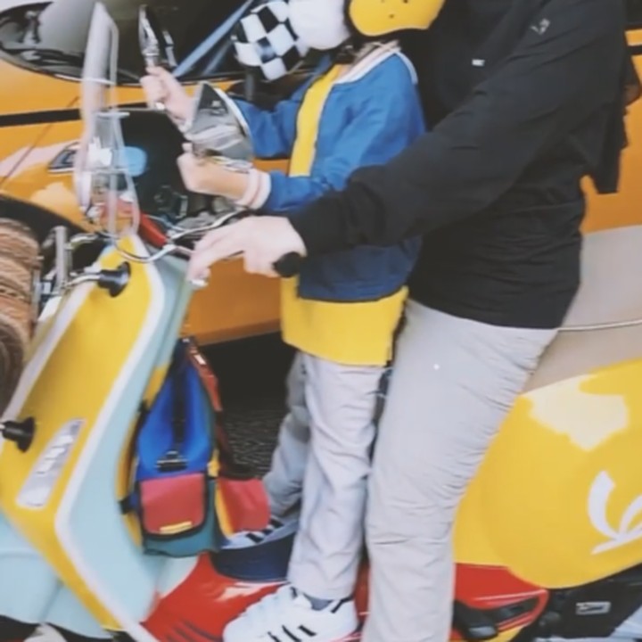 <p>Momen ini pun dibagikan istri Ananda Omesh melalui akun Instagram pribadinya. Dian Ayu dan Langit tampak siap pergi ke sekolah menaiki vespa lengkap dengan OOTD yang keren. (Foto: Instagram @dianayulestari)</p>