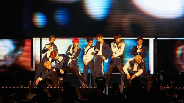NCT hadir dengan 21 anggotanya. Masing-masing sub-unit membawakan lagu andalan mereka, seperti NCT127 tampil memukau dan energik dengan lagu Sticker serta Favorite (Vampire)/Foto: instagram.com/smtown