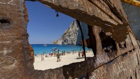 FOTO: Mengagumi Panorama Pantai Kapal Karam di Yunani