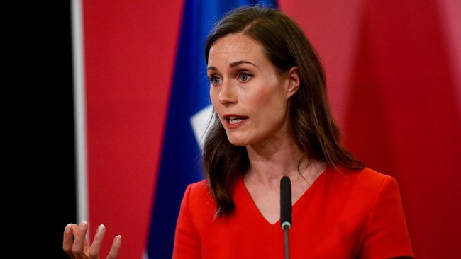 Saksi mata mengaku melihat PM Finlandia Sanna Marin bermesraan dan duduk di pangkuan dua laki-laki berbeda di sebuah kelab malam di Helsinki.