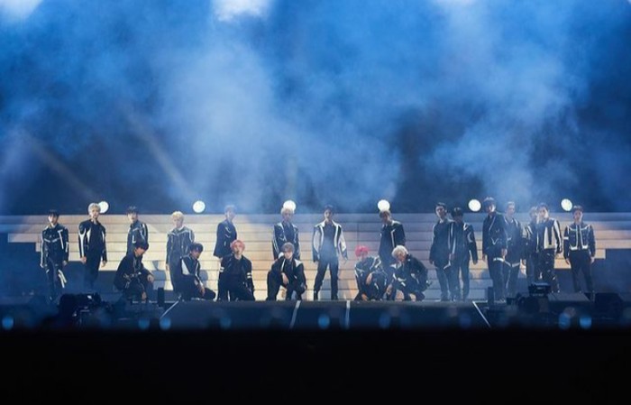 Resonance kembali menggema, NCT tampil memukau bersama 21 anggotanya. Panggung tersebut menjadi penampilan perdana Jisung dengan lagu Resonance, setelah sembuh dari cedera lutut pada tahun 2020 lalu/Foto: instagram.com/smtown