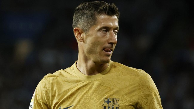 Robert Lewandowski mencetak dua gol sekaligus mengantar Barcelona menaklukkan Real Sociedad dalam laga La Liga.