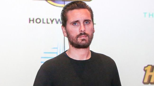Selebritas Amerika Serikat Scott Disick terlibat dalam kecelakaan yang membuat mobilnya terguling.