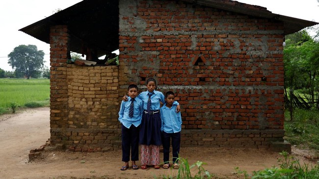 FOTO: Kala Ibu di Nepal Kembali Sekolah Bersama Anaknya