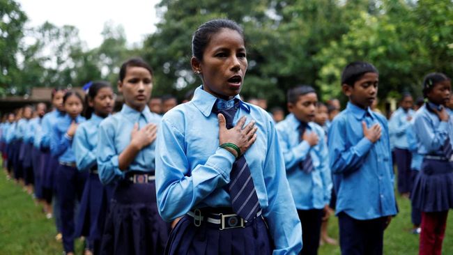 foto-kala-ibu-di-nepal-kembali-sekolah-bersama-anaknya