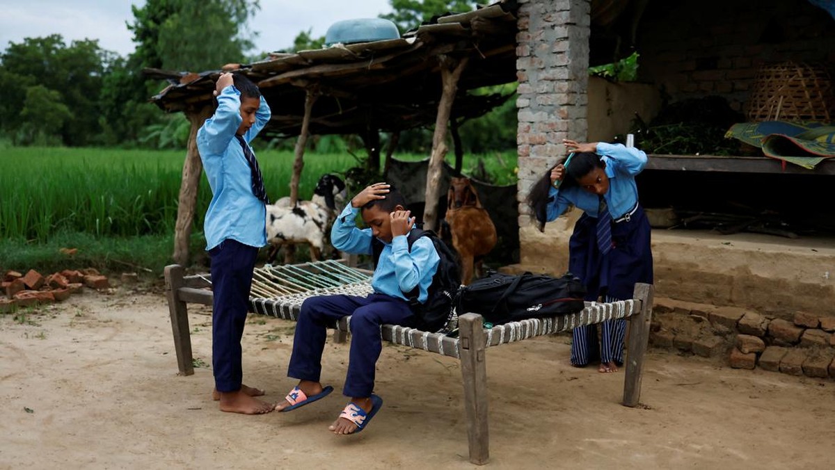 FOTO: Kala Ibu di Nepal Kembali Sekolah Bersama Anaknya