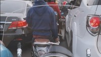 <p>Seperti Bunda lainnya, Dian Ayu juga kerap mengantar anaknya ke sekolah. Menariknya, anak keduanya, Langit justru minta diantar naik motor nih, Bunda. (Foto: Instagram @dianayulestari)</p>