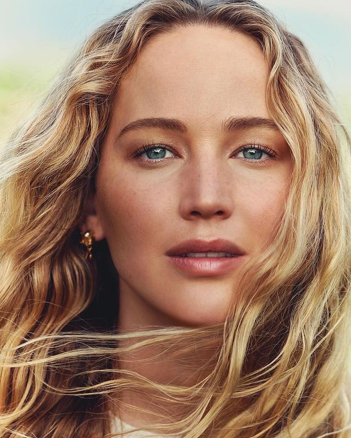 Setelah melahirkan anak pertamanya di bulan Februari, Jennifer Lawrence kembali tampil ke publik. Aktris peraih Oscar ini menjadi wajah kampanye Dior terbaru yaitu Dior Pop Up Spa. / foto: Instagram.com/diorbeauty
