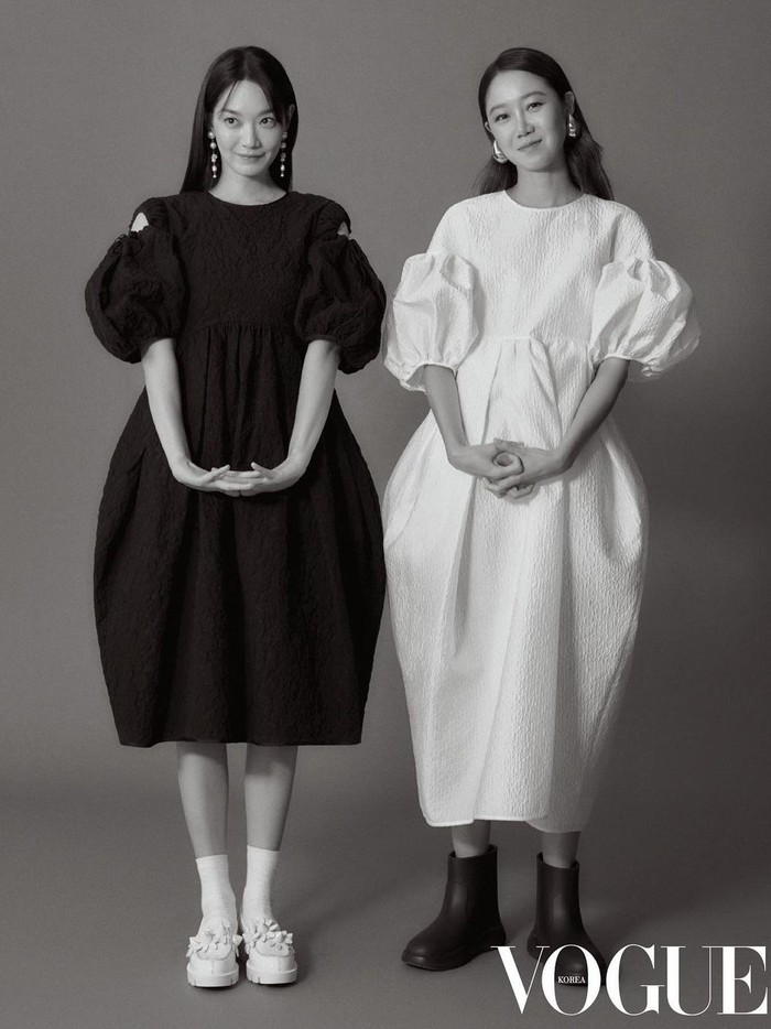 Keduanya sama-sama modis dalam balutan puffy dress berwarna hitam dan putih rancangan desainer Cecilie Bahnsen. Tak ketinggalan, Shin Min Ah melengkapi penampilannya dengan loafer shoes berwarna putih, dan Gong Hyo Jin mengenakan boots hitam./ Foto: instagram.com/illusomina