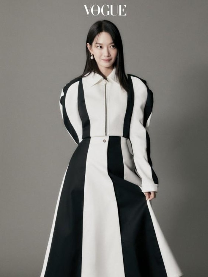Dalam potret lainnya, Shin Min Ah mengenakan blazer dress dengan model stripes berbalut warna hitam dan putih yang memberi kesan minimalis./ Foto: Vogue Korea