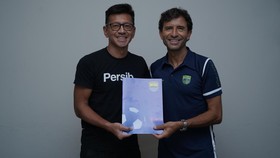 Mimpi Persib dan Bayangan Djanur di Belakang Luis Milla