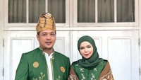 <p>Pada 2010 lalu, Vivi Zubedi menikah dengan Aditya Mufti Ariffi di Medan, Sumatera Utara. Sang suami dilantik menjadi Wali Kota Banjarbaru periode 2021-2024. (Foto: Instagram @mrsvivi)</p>