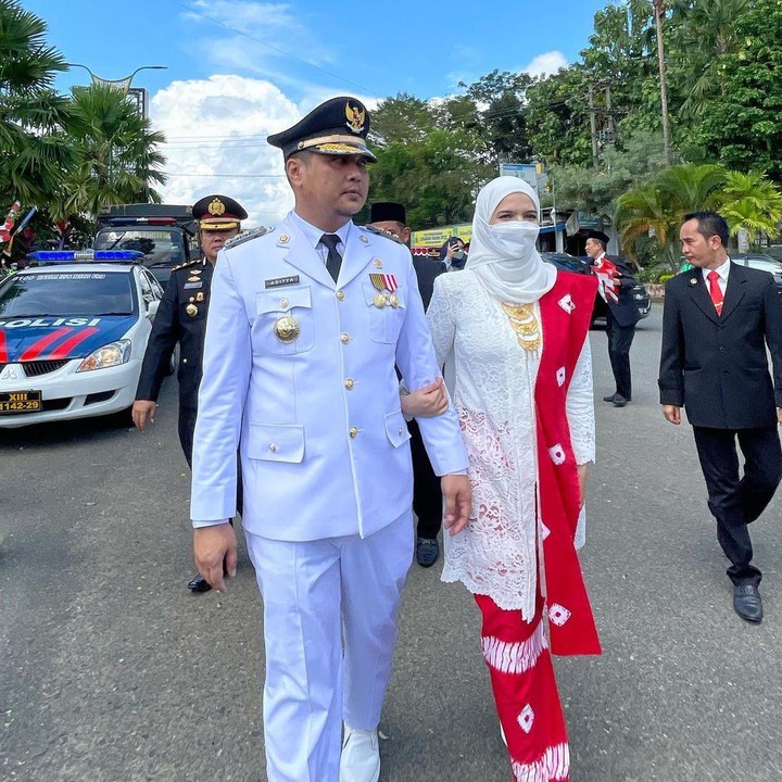 <p>Menjadi istri pejabat sejak tahun lalu, Vivi Zubedi kini memiliki kesibukan lain sebagai desainer, Bunda. (Foto: Instagram @mrsvivi)</p>