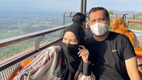 <p>Di sela-sela kesibukan sebagai istri Wali Kota, Vivi Zubedi juga kerap menghabiskan waktu luang bersama suami tercinta dengan melakukan liburan. (Foto: Instagram @mrsvivi)</p>