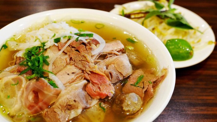 Vietnamese noodle in soup, served with raw beef, beef brisket, beef tendon, meat ball, green onions, onions, hot peppers and bean sprouts (特別牛肉粉)