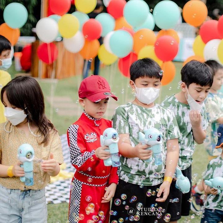 <p>Acara ini pun turut dihadiri teman-temannya, seperti Rafathar, Gempi, Zayn, Zunaira, dan masih banyak lagi. (Foto: Instagram @tya_ariestya)</p>