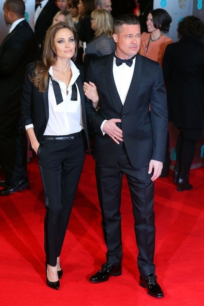 Angelina Jolie dan Brad Pitt kompak memakai suits di BAFTA 2014. Angie memakai rancangan Saint Laurent, sedangkan busana Brad karya Valentino. Who wore it better, Beauties? Foto: pinterest.com/BuzzFeed