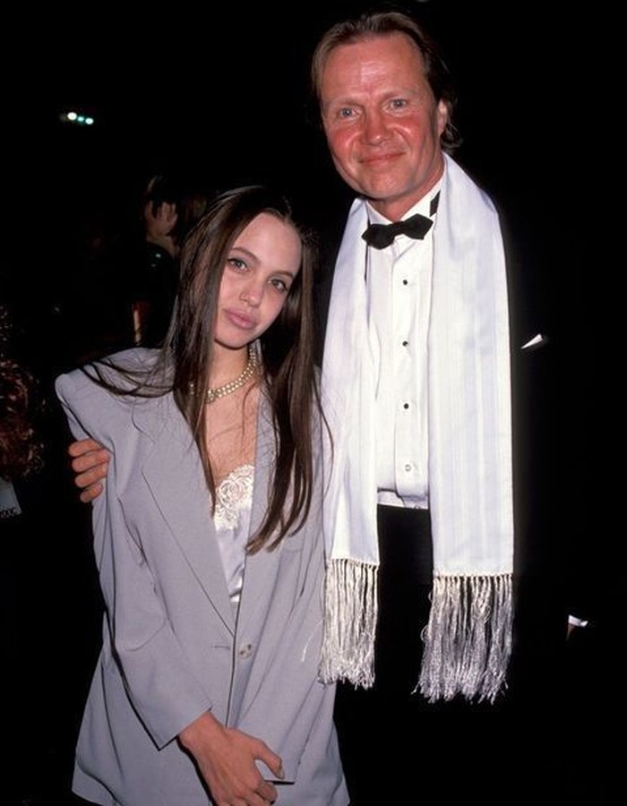 Angelina Jolie usia 16 tahun bersama ayahnya hadiri premiere film di tahun 1991. Ia memakai setelan jas oversized di atas camisole dan kalung choker mutiara. Foto: pinterest.com/ELLE France