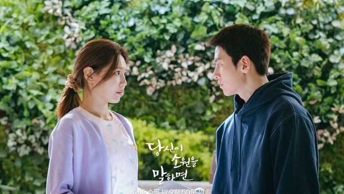 Artis yang beradu akting dengan Sooyoung dan masih hangat dibicarakan, yaitu Ji Chang Wook. Keduanya dipertemukan lewat drama If You Wish Upon Me. Nah, kali ini Sooyoung bermain sebagai seorang perawat./ Foto: instagram.com/kbsdrama