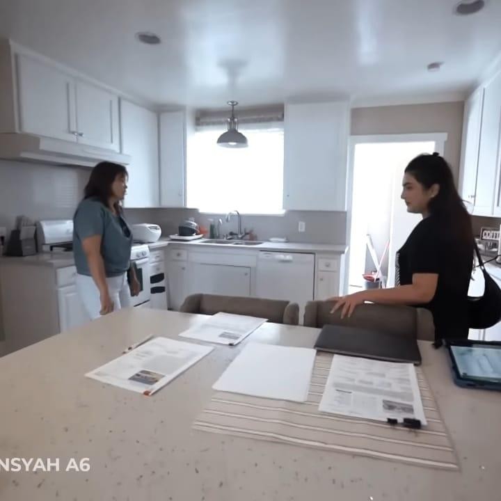 <p>Sebelumnya, melalui akun <em>YouTube The Hermansyah A6,</em> Ashanty bersama keluarganya melihat-lihat terlebih dahulu isi rumah tersebut. Namun, siapa sangka ternyata pada akhirnya pilihan Ashanty dan Anang jatuh di rumah ini dan resmi menjadi tetangga Uya Kuya. (Foto: YouTube The Hermansyah A6)</p>