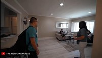 <p>Tidak seluas rumah mewah mereka yang berada di kawasan Cinere, tetapi hunian tersenut tampak super nyaman dengan konsep sederhana dan modern. (Foto: YouTube The Hermansyah A6)<br /><br /><br /></p>