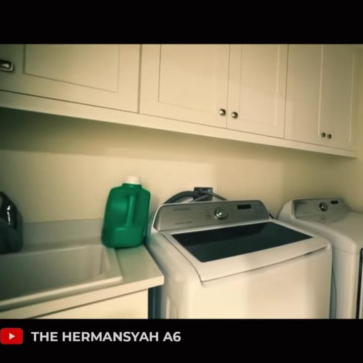 <p>Rumah tersebut juga memiliki banyak ruangan yang tidak terlalu luas. Meski begitu, pasangan tersebut memanfaatkan setiap sudut sehingga peralatan rumah tangga mereka bisa tertata dengan rapi. (Foto: YouTube The Hermansyah A6)<br /><br /><br /></p>