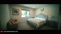 <p>Kamar tidur yang ada juga terlihat sederhana, ini dilengkapi tempat tidur, satu sofa, dan satu lemari kecil. Namun tetap membuat kamar utama ini terlihat 'homey' banget, Bunda. (Foto: YouTube The Hermansyah A6)<br /><br /><br /></p>