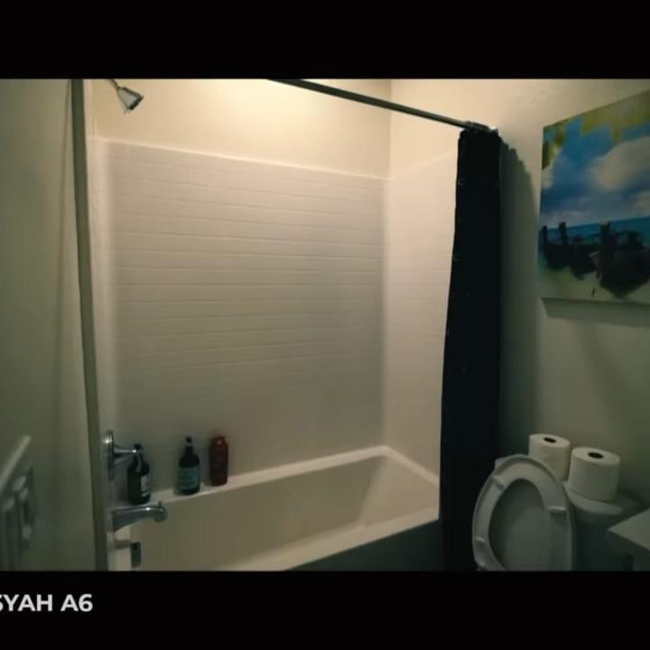 <p>Kamar mandinya pun juga sederhana dan minimalis meski belum dilengkapi beragam kebutuhan peralatan mandi. (Foto: YouTube The Hermansyah A6)<br /><br /><br /></p>