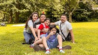 <p>Walaupun sederhana, rumah ini memiliki halaman yang cukup luas. Cocok untuk dijadikan tempat berkumpul dan<em> quality time</em> bersama keluarga, nih. (Foto: YouTube The Hermansyah A6)</p>