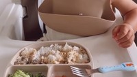 <p>Awalnya Kiyoji hanya bisa makan dengan tangan saja. Sekarang ia sudah pandai menggunakan alat makan, sendok dan garpu. Sejak mulai MPASI, Jennifer Bachdim pelan-pelan mengajarkan Kiyoji untuk makan sendiri. (Foto: Instagram @kiyojikaynenbachdim)</p>